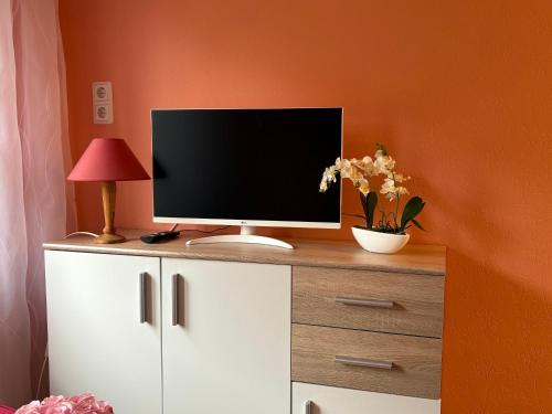 Μια τηλεόραση ή/και κέντρο ψυχαγωγίας στο Ferienhaus am Rennsteig bei Eisenach Angela Jaentsch