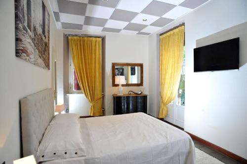 a bedroom with a bed and a flat screen tv at Trattoria Laghee con alloggio in Cernobbio