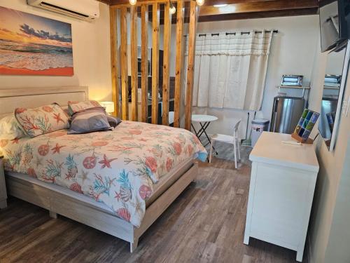Katil atau katil-katil dalam bilik di Sandcastle Beach Apartments