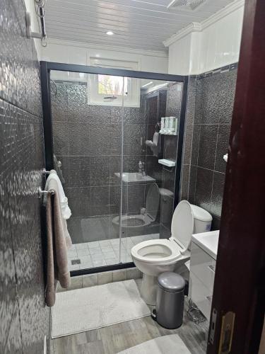 Bilik mandi di Sandcastle Beach Apartments
