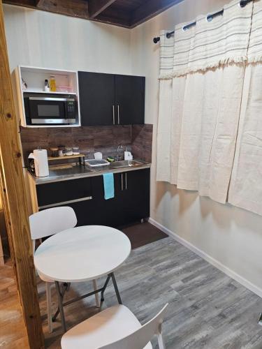Dapur atau dapur kecil di Sandcastle Beach Apartments