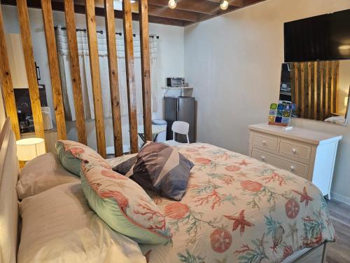Katil atau katil-katil dalam bilik di Sandcastle Beach Apartments