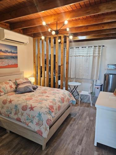 Katil atau katil-katil dalam bilik di Sandcastle Beach Apartments