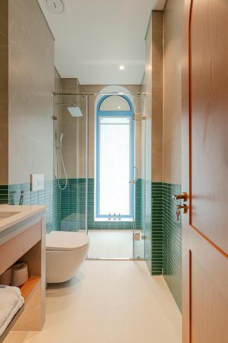 Ένα μπάνιο στο Ha Long 6BRS Beach Villa With Pool, Jacuzzi and Sauna