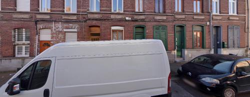 a white van parked next to a black car at Capstay Point central ch3 - Netflix in Tourcoing