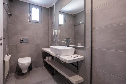 Un baño de Avra Beach