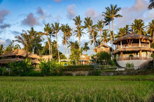 Jardín al aire libre en Coco Verde Bali Resort