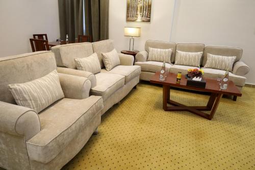 a living room with couches and a coffee table at Best Day Hotel and Resorts المحمدية in Jeddah