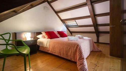 una camera da letto con un letto e una sedia verde di APTOS SOLAINA O PINDO a O Pindo