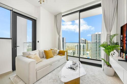 Golden Stays - Private Pool in Binghatti Tulip I Prime JVC 2BR I Balcony Access