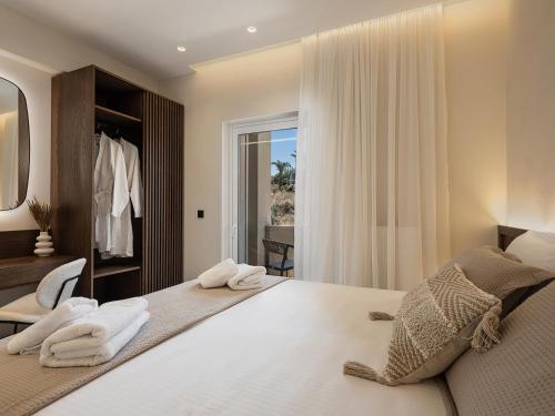 Una cama o camas en una habitación de Kymélia Luxury Residences With Sea View
