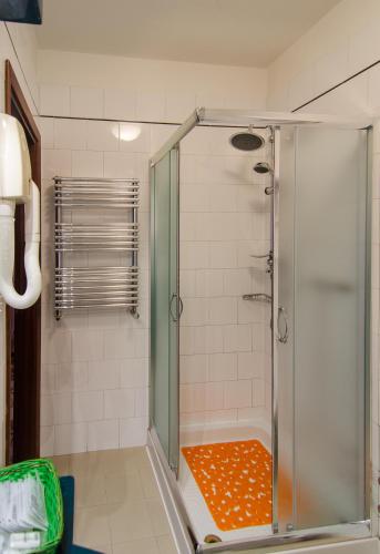 a shower with an orange seat in a bathroom at Hotel Rex in Lucca