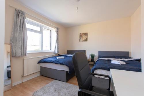 Un pat sau paturi într-o cameră la Comfort Meets Style, 3-Bedroom Home, Greenwich, Sleeps 10! Contractor & Group Friendly!