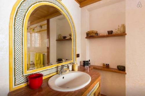 baño con lavabo y espejo grande en Apartment Gemmellaro, en Catania