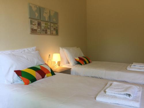 um quarto com duas camas com um candeeiro e uma cama sidx sidx em Vicarage Lodge Birmingham em Birmingham