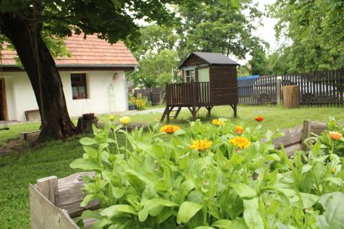 a garden with a bench and flowers in a yard at Chalupa u Jezírka ve Střihově 