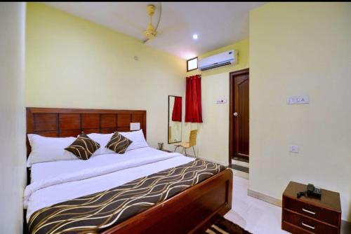a bedroom with a large bed in a room at Hotel Al Zaiqa in Durg
