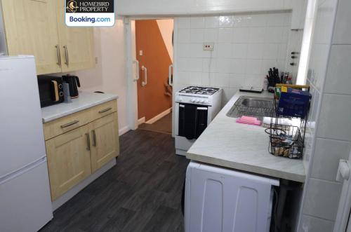 Kuchyň nebo kuchyňský kout v ubytování 5 Bedroom House By Homebird Property Management Short Lets & Serviced Accommodation Leeds With Free Parking & Garden