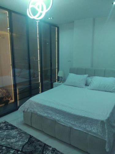 Postel nebo postele na pokoji v ubytování Pyramids Gardens 37 H, 5th Floor