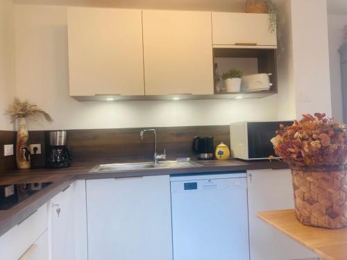 Cuisine ou kitchenette dans l'établissement Le mazet des amours