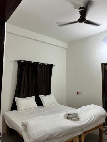 Ένα ή περισσότερα κρεβάτια σε δωμάτιο στο Shree Radha Madhav Accommodation