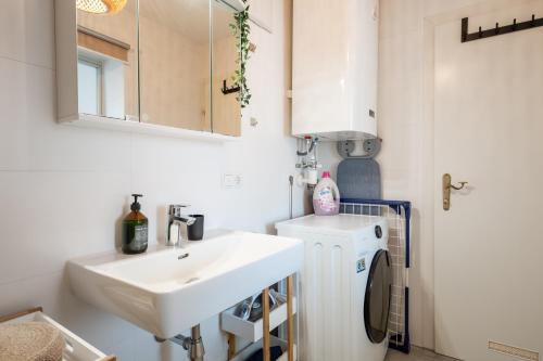 Altstadt Suite Jakominiplatz - 2BR, Lift & Free Parking by HERO HOMES Graz