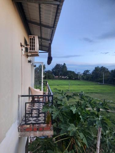 Taman di luar Red Road House