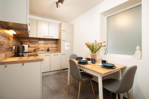 Altstadt Suite Jakominiplatz - 2BR, Lift & Free Parking by HERO HOMES Graz