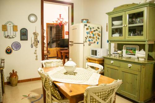 eine Küche mit einem Tisch und einem Kühlschrank in der Unterkunft Agata 1913 in Galatina