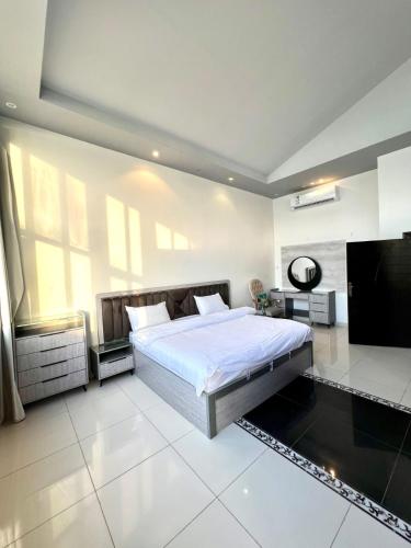 a bedroom with a bed and a flat screen tv at درة العروس فيلا هابي بيتش شاطى خاص in Durat  Alarous