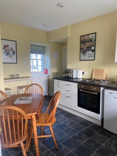 Η κουζίνα ή μικρή κουζίνα στο Fordie South Cottage