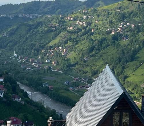 vistas a un valle con un río y una montaña en Lona Bungalows, en Pazar