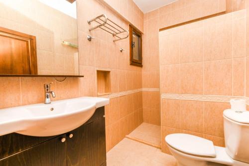 un baño con lavabo e inodoro en Duplex House with Shared Pool near Beach in Kalkan, en Kalkan