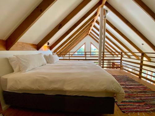 Ένα ή περισσότερα κρεβάτια σε δωμάτιο στο Amber Valley View Loft