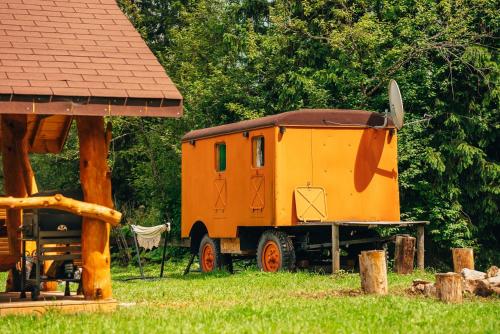 Maringotka pri potoku - Zážitkové ubytovanie - 2 os