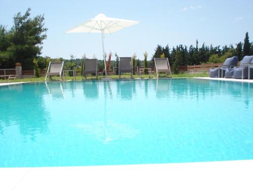 Πισίνα στο ή κοντά στο Villa Madeleine Tower View