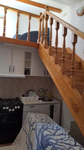 ベオグラードにあるApartment Vidikovacの小さなキッチン(階段付)