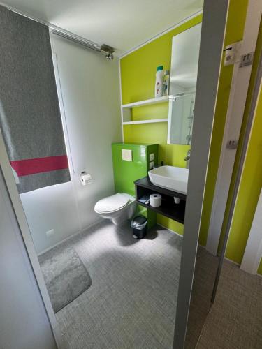 Ένα μπάνιο στο Mobil Home La Barrosa