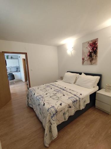 a bedroom with a bed with a comforter on it at Blue Sunset in Razvala