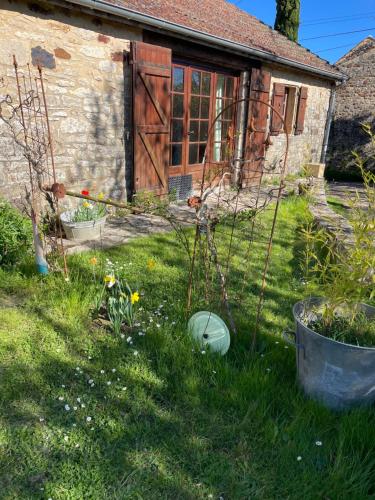 Ein Garten an der Unterkunft A l'Orée des Vignes