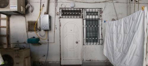 una porta bianca in una stanza con una recinzione di квартира a Baku