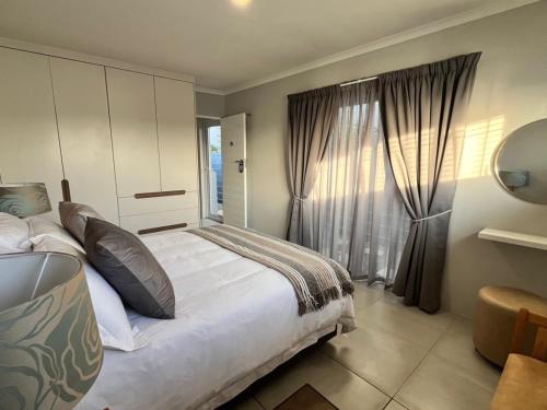 Un dormitorio con una cama grande y una ventana. en 17onSheerness in East London Green Belt, en East London
