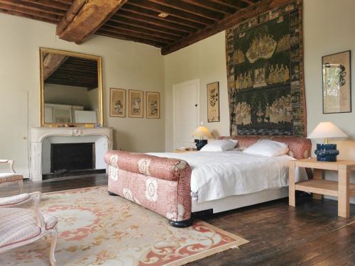 ein Schlafzimmer mit großem Bett und Kamin in der Unterkunft Château Seguier - Loire Valley and vineyards in Brinon-sur-Sauldre