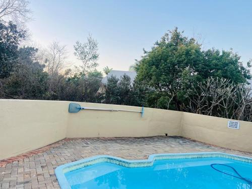 a swimming pool in the side of a wall at Apartment with stunning scenic views in Pretoria