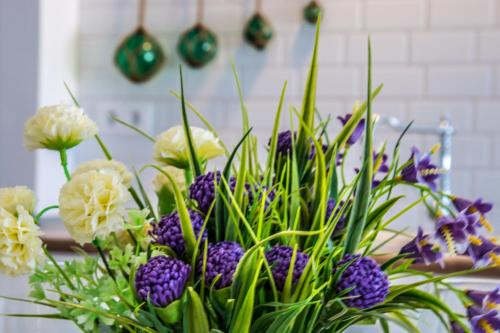 a bouquet of purple and white flowers in a vase at Viles Can Moreno in Ses Salines