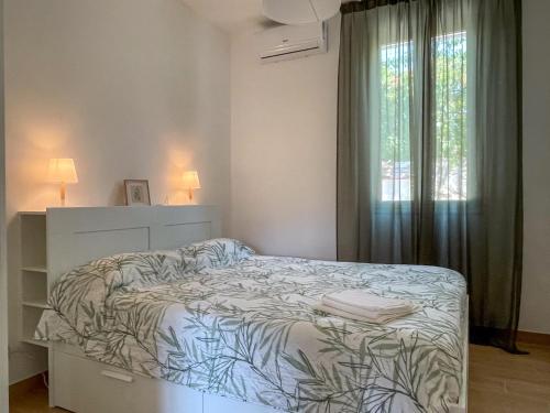 een slaapkamer met een bed en een raam bij Villa Clara - Comfort e natura nel cuore di Sambuca in Sambuca di Sicilia