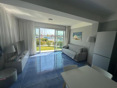 Ένα ή περισσότερα κρεβάτια σε δωμάτιο στο Appartamento Tramontana Portorosa - Residence Delfino