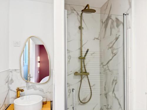 a bathroom with a shower and a mirror at La Maisonnette - Jardin & Calme in Saint-Ouen-des-Alleux