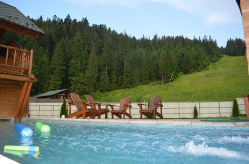 Πισίνα στο ή κοντά στο Hotel Khatky Ruslany
