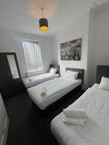 Ένα ή περισσότερα κρεβάτια σε δωμάτιο στο 4 Bedroom House, Central City Location